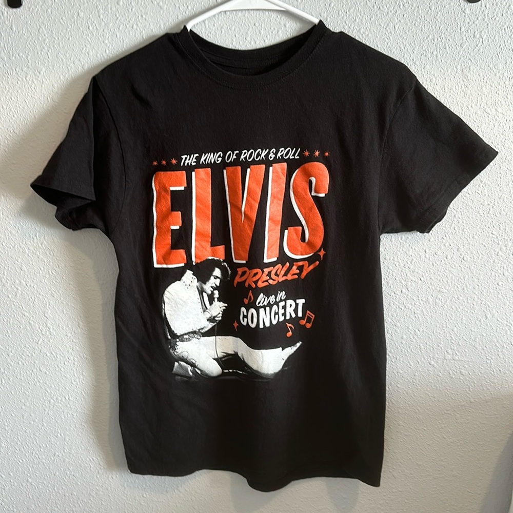 Elvis Presley concert style tee. Size medium